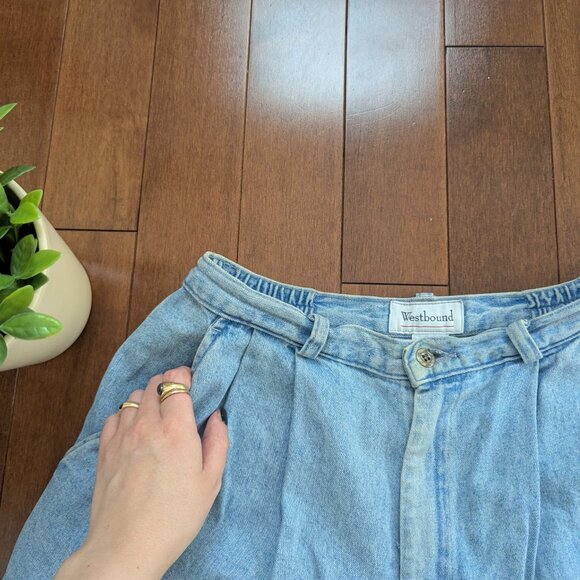 CLASSIC LIGHT WASH VINTAGE DENIM SHORTS - Picture 2 of 4